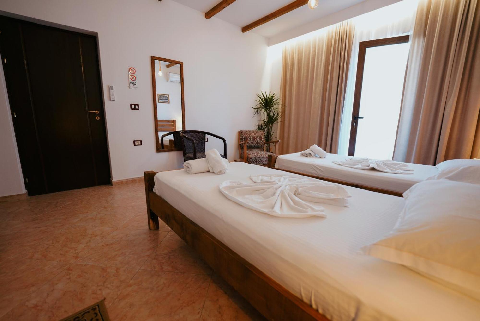 Maya Hostel 베라트 외부 사진