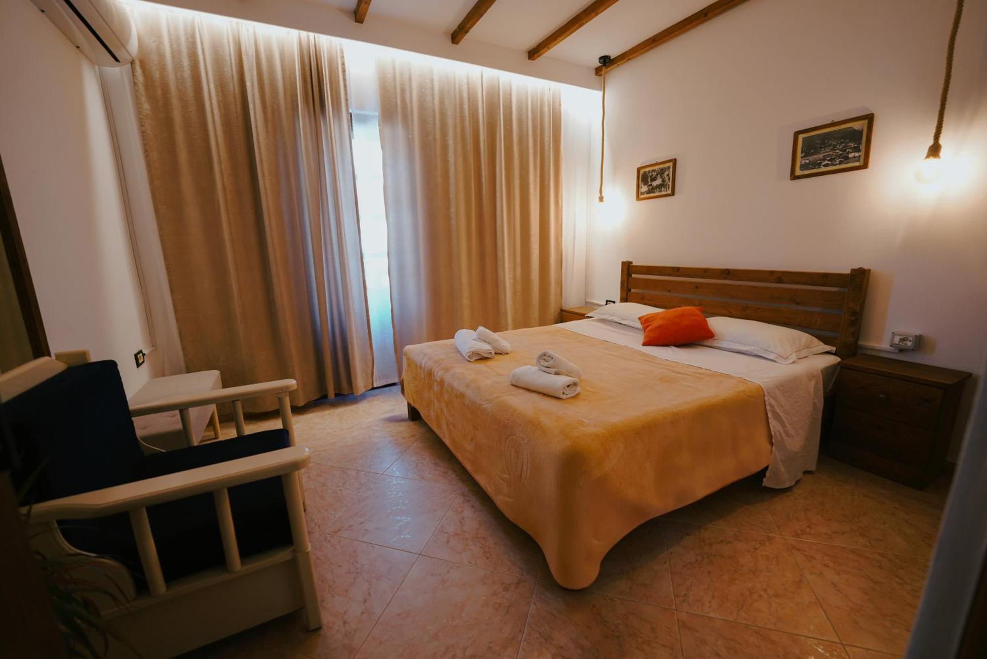 Maya Hostel 베라트 외부 사진